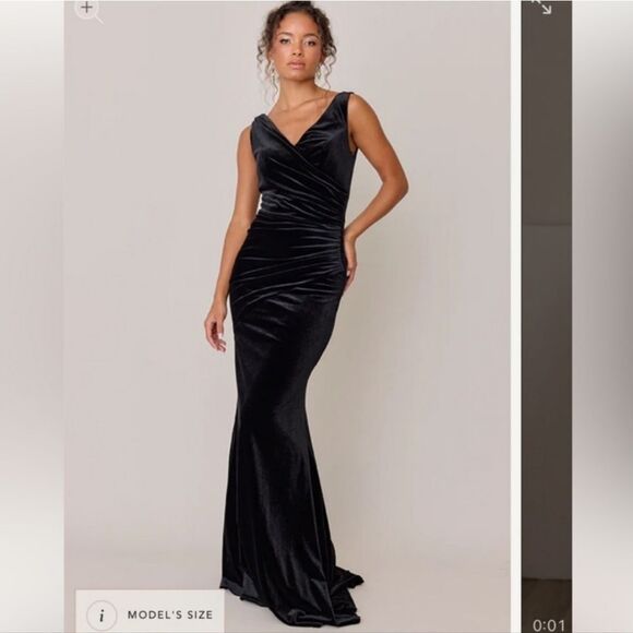 Revelry Dawson Crushed Velvet Ruched Gown in Emerald Green Size 12 - Picture 3 of 16